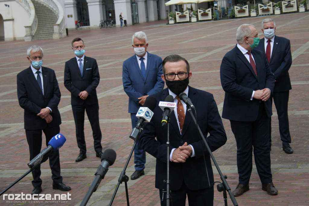 Andrzej Adamczyk i Jacek Sasin na podpisaniu programu dot. zachodniej obwodnicy Zamościa