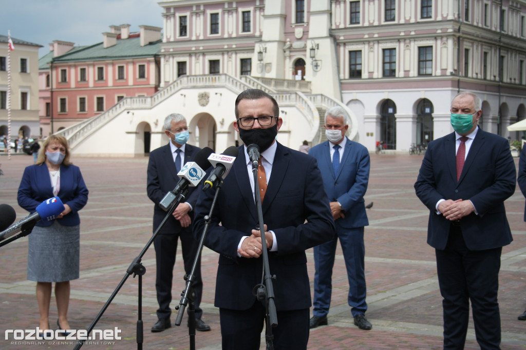 Andrzej Adamczyk i Jacek Sasin na podpisaniu programu dot. zachodniej obwodnicy Zamościa