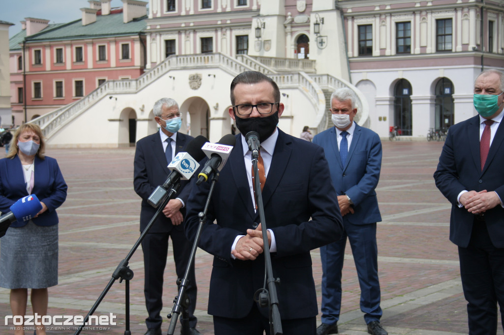 Andrzej Adamczyk i Jacek Sasin na podpisaniu programu dot. zachodniej obwodnicy Zamościa