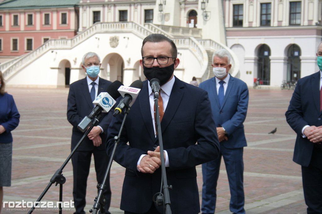 Andrzej Adamczyk i Jacek Sasin na podpisaniu programu dot. zachodniej obwodnicy Zamościa