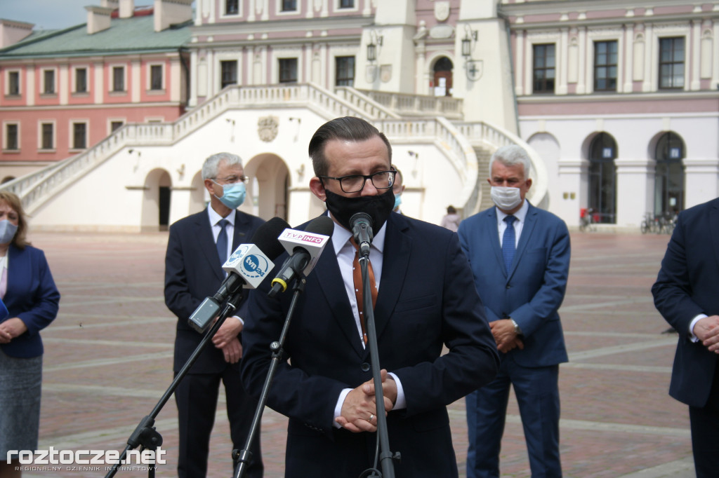 Andrzej Adamczyk i Jacek Sasin na podpisaniu programu dot. zachodniej obwodnicy Zamościa