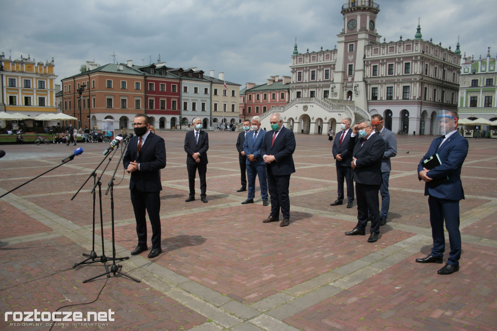 Andrzej Adamczyk i Jacek Sasin na podpisaniu programu dot. zachodniej obwodnicy Zamościa