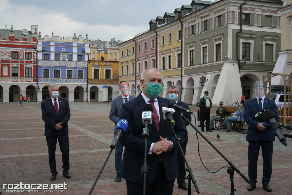 Andrzej Adamczyk i Jacek Sasin na podpisaniu programu dot. zachodniej obwodnicy Zamościa