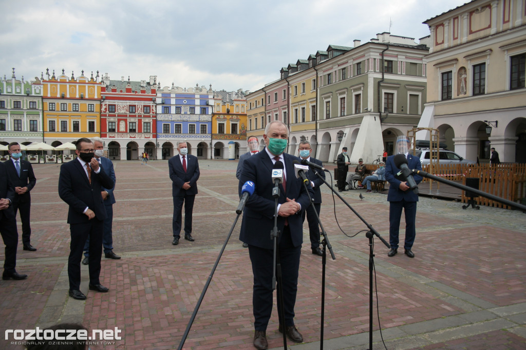 Andrzej Adamczyk i Jacek Sasin na podpisaniu programu dot. zachodniej obwodnicy Zamościa