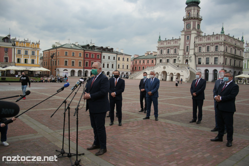 Andrzej Adamczyk i Jacek Sasin na podpisaniu programu dot. zachodniej obwodnicy Zamościa