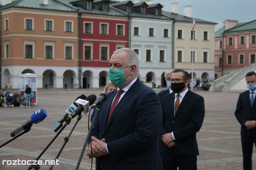 Andrzej Adamczyk i Jacek Sasin na podpisaniu programu dot. zachodniej obwodnicy Zamościa