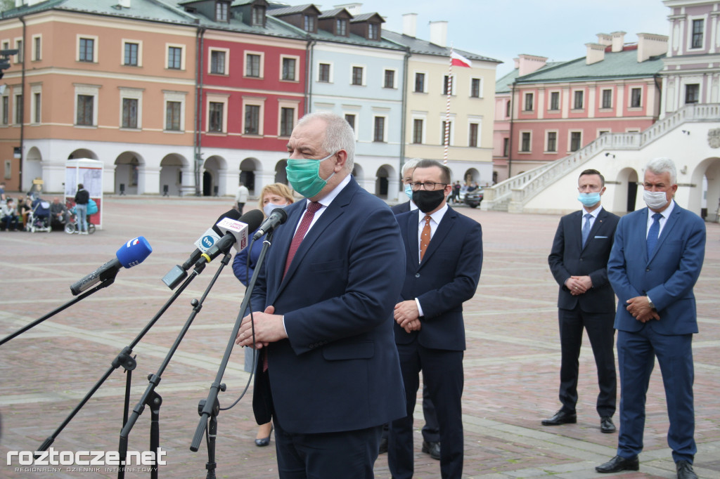 Andrzej Adamczyk i Jacek Sasin na podpisaniu programu dot. zachodniej obwodnicy Zamościa