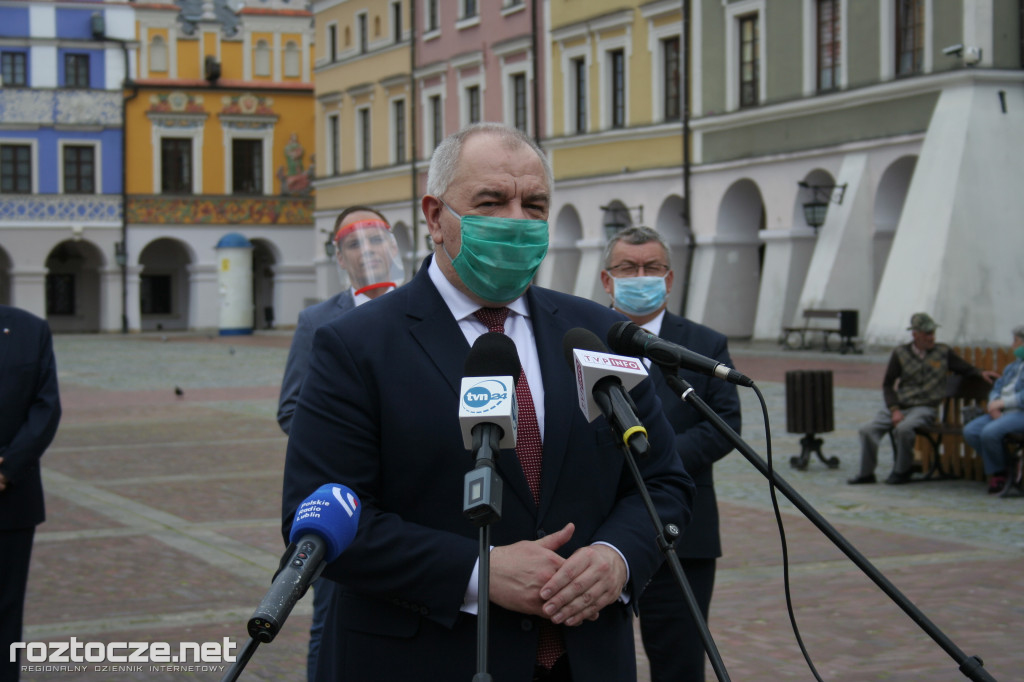 Andrzej Adamczyk i Jacek Sasin na podpisaniu programu dot. zachodniej obwodnicy Zamościa