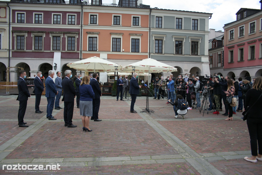 Andrzej Adamczyk i Jacek Sasin na podpisaniu programu dot. zachodniej obwodnicy Zamościa