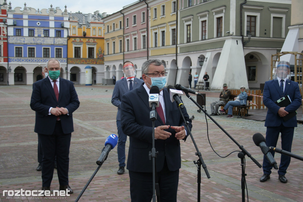 Andrzej Adamczyk i Jacek Sasin na podpisaniu programu dot. zachodniej obwodnicy Zamościa