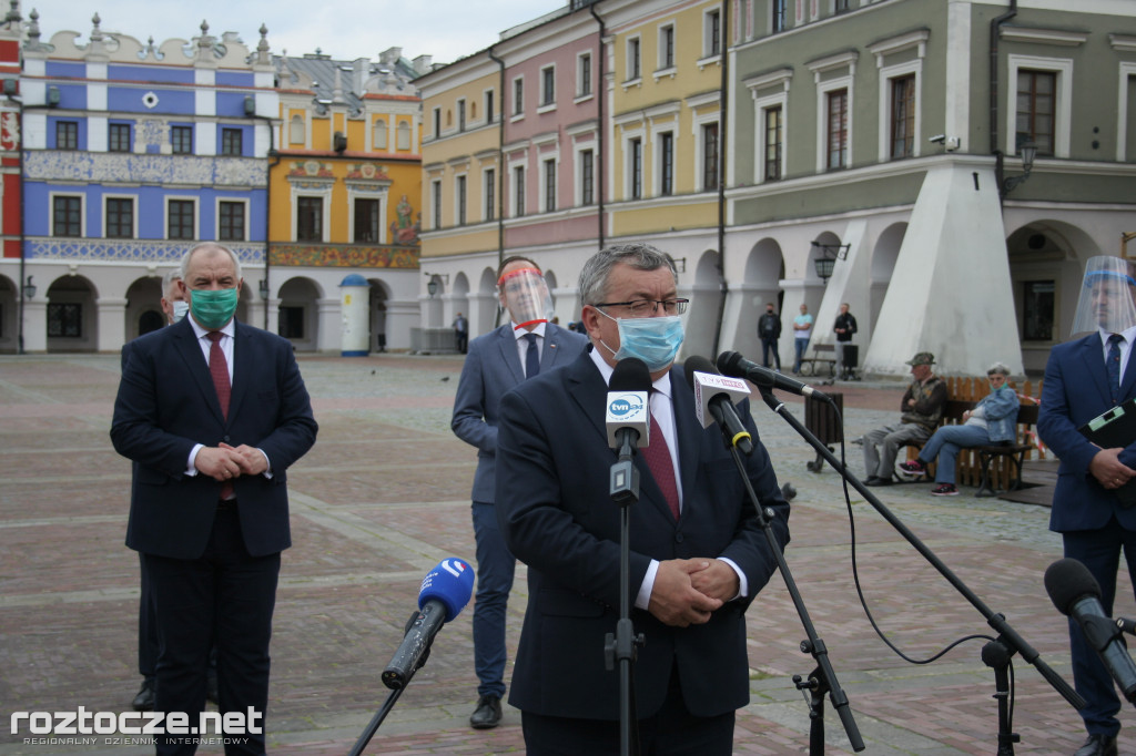 Andrzej Adamczyk i Jacek Sasin na podpisaniu programu dot. zachodniej obwodnicy Zamościa