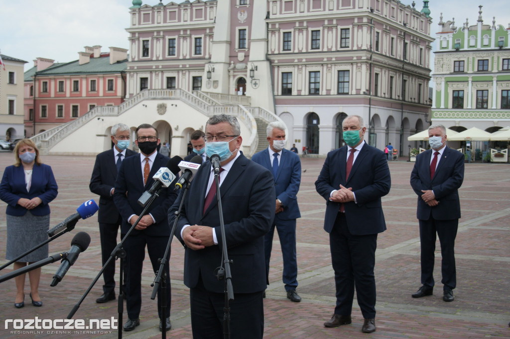 Andrzej Adamczyk i Jacek Sasin na podpisaniu programu dot. zachodniej obwodnicy Zamościa