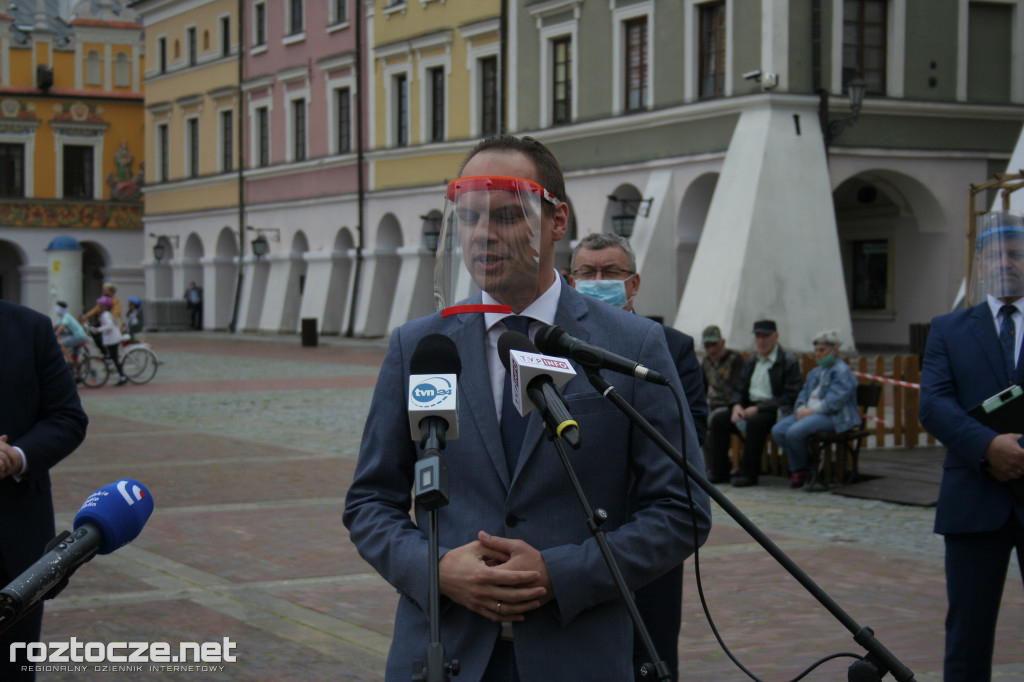 Andrzej Adamczyk i Jacek Sasin na podpisaniu programu dot. zachodniej obwodnicy Zamościa