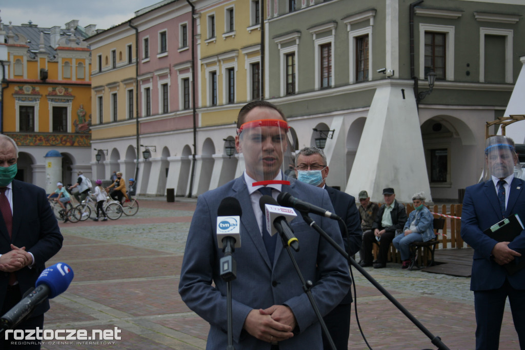 Andrzej Adamczyk i Jacek Sasin na podpisaniu programu dot. zachodniej obwodnicy Zamościa