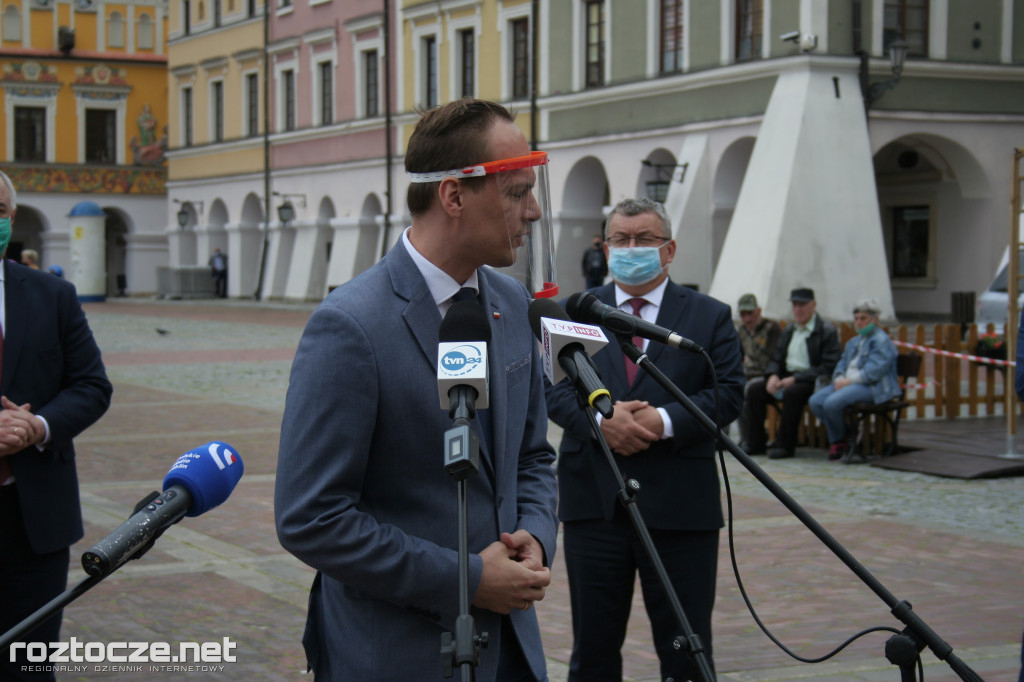 Andrzej Adamczyk i Jacek Sasin na podpisaniu programu dot. zachodniej obwodnicy Zamościa