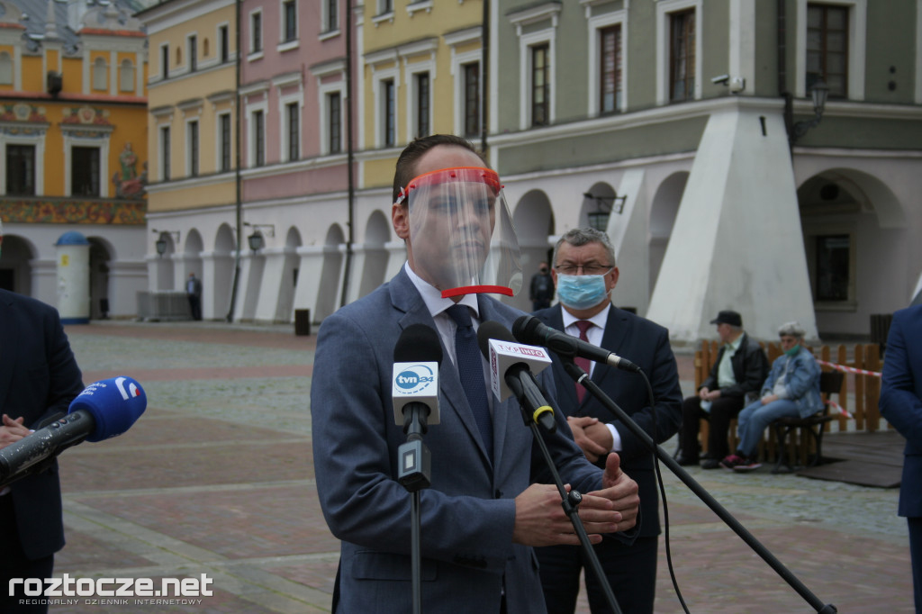 Andrzej Adamczyk i Jacek Sasin na podpisaniu programu dot. zachodniej obwodnicy Zamościa