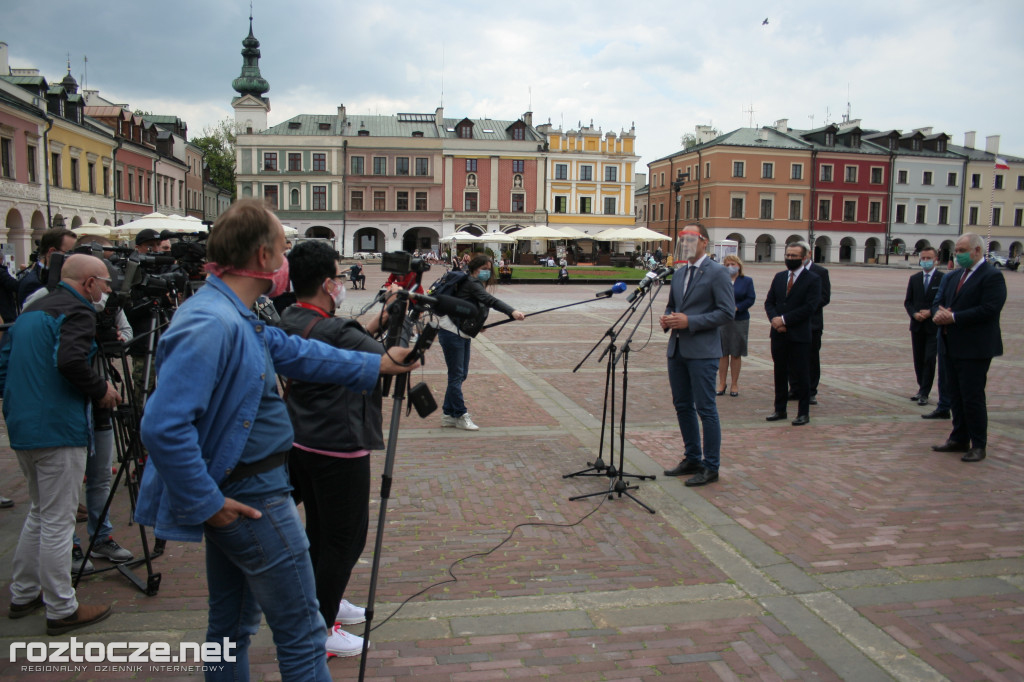 Andrzej Adamczyk i Jacek Sasin na podpisaniu programu dot. zachodniej obwodnicy Zamościa