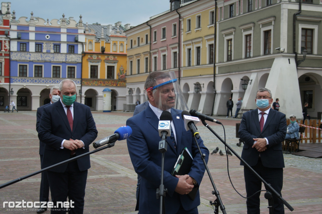 Andrzej Adamczyk i Jacek Sasin na podpisaniu programu dot. zachodniej obwodnicy Zamościa