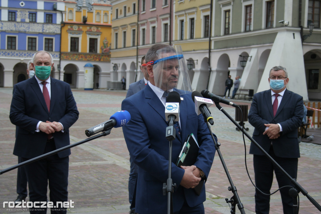 Andrzej Adamczyk i Jacek Sasin na podpisaniu programu dot. zachodniej obwodnicy Zamościa