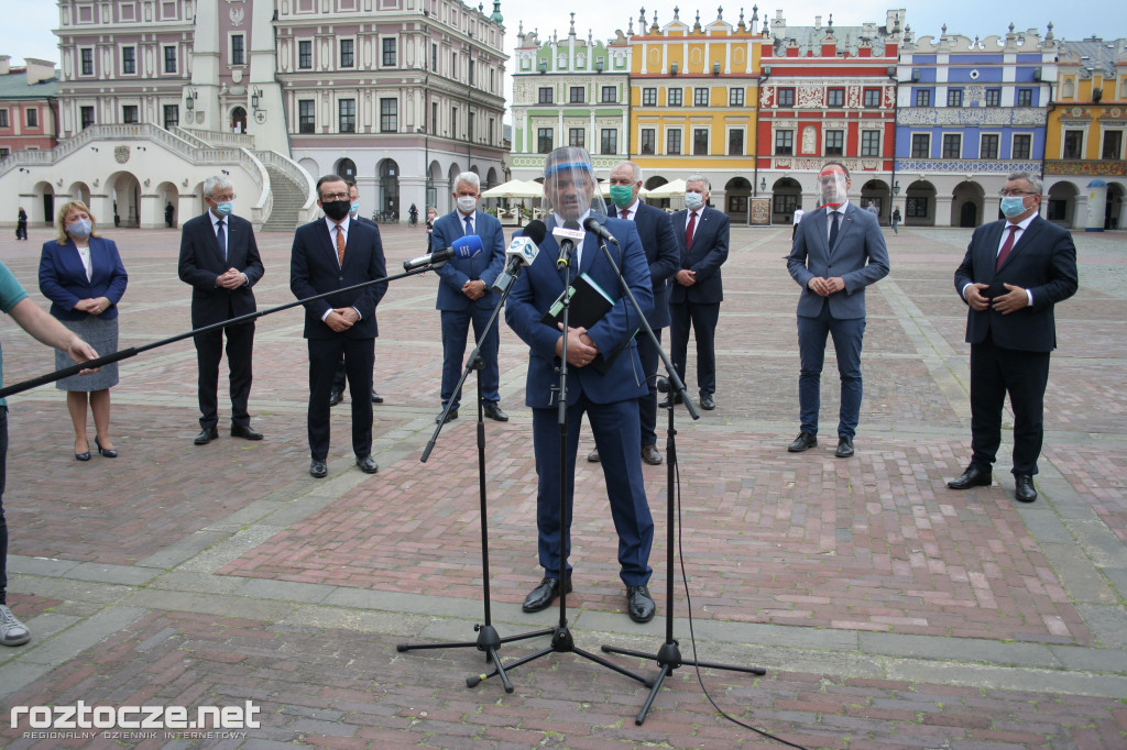 Andrzej Adamczyk i Jacek Sasin na podpisaniu programu dot. zachodniej obwodnicy Zamościa