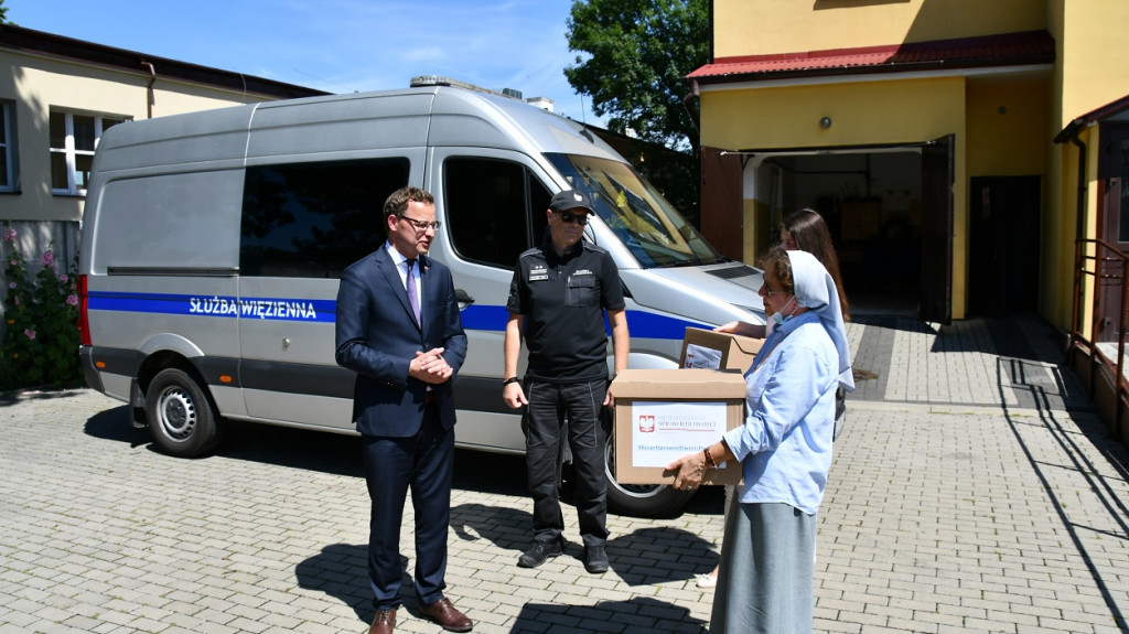 Minister Romanowski przekazuje maseczki DPS-om