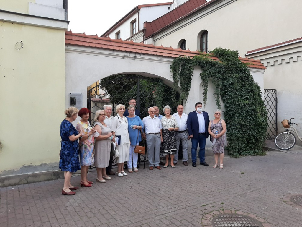 Pamiątkowa tablica zawisła w miejscu sklepu Malinowskich