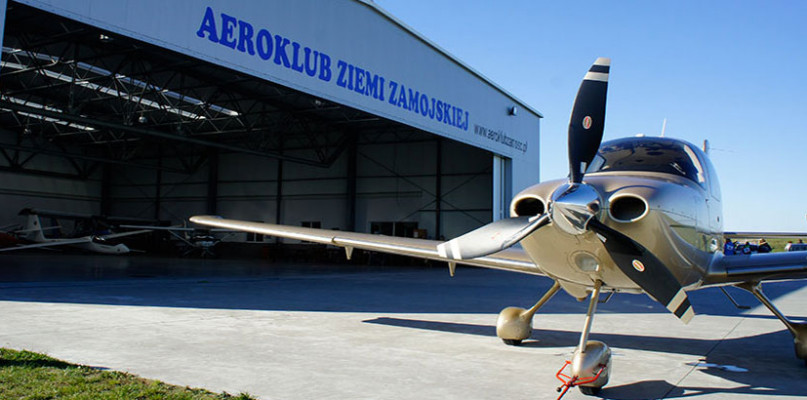 Działka z pieniędzmi w tle