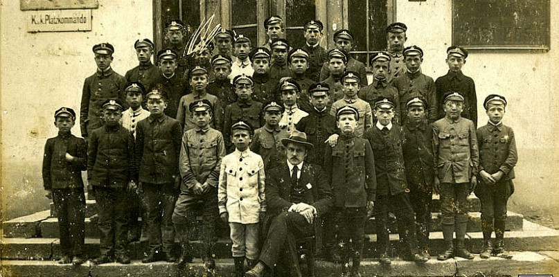 Uczniowie gimnazjum z profesorem Stefanem Milerem, Zamość, jesień 1918 r.; fot. Archiwum Państwowe w Zamościu
