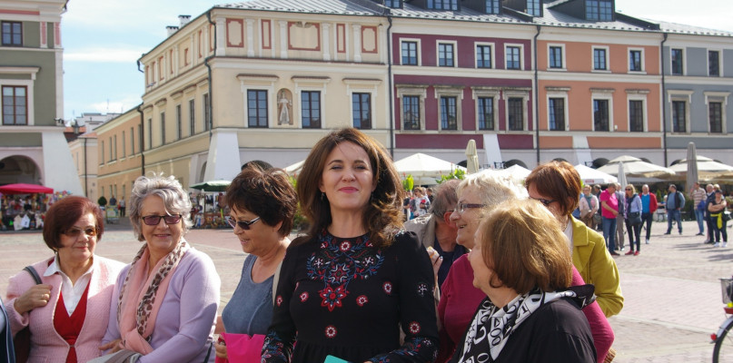 Poseł Kornelia Wróblewska z seniorami podczas pierwszego Marszu Seniora w Zamościu, fot. MLC