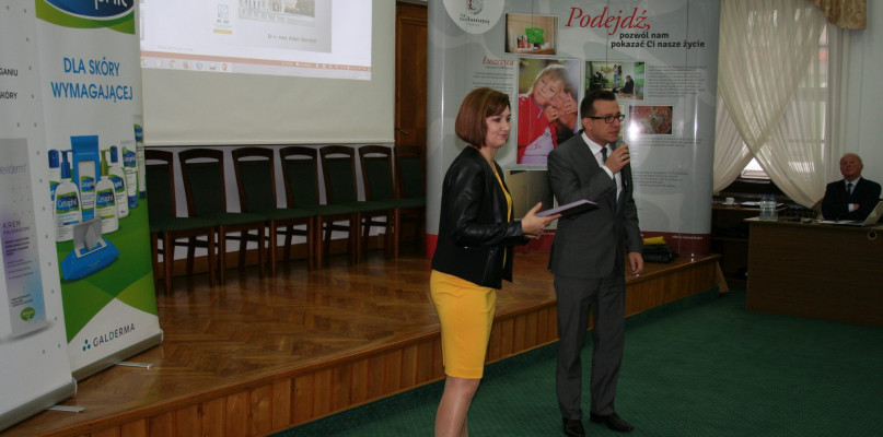 Akademia Zdrowej Skóry, (od lewej) dr n. med. Jolanta Budzyńska - Włodarczyk, Prezydent miasta Zamość Andrzej Wnuk, fot. Gabriela Korkosz