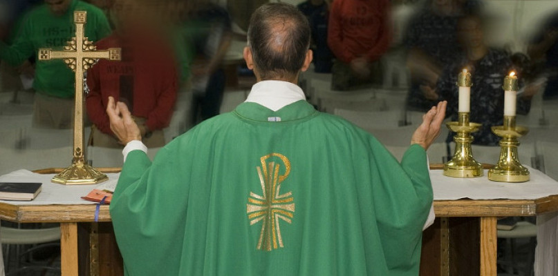 Ksiądz fot. pixabay/tspdave