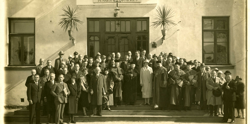 Dr Zygmunt Klukowski wśród uczestników Zjazdu Szymonowiczowskiego, Zamość 1929 r.  Fotografia pochodzi z zasobów Archiwum Państwowego w Zamościu.