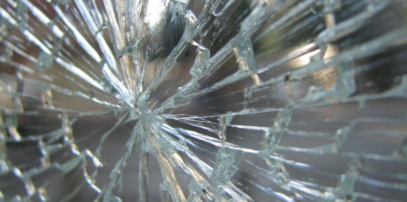 Pijany uszkodził znaki i zakończył jazdę w rowie