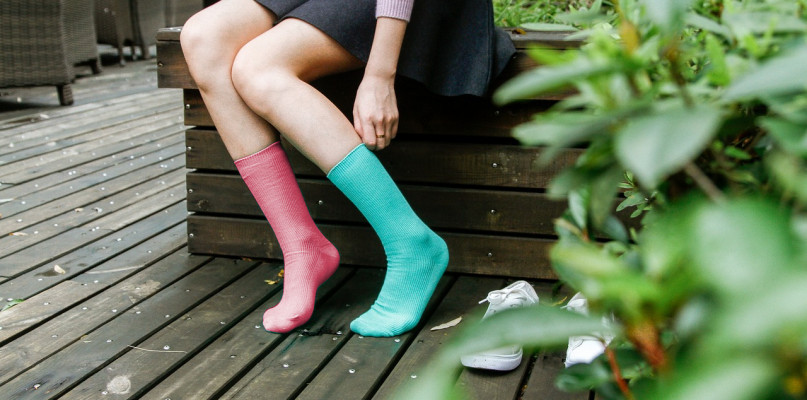 Dwie różne skarpetki na znak solidarności