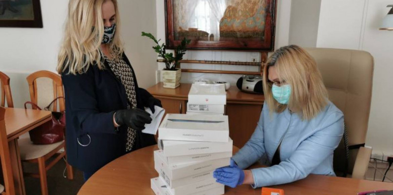 Od lewej: dyr. Wydziału Oświaty UM Zamość Agnieszka Kowal, dyr. I LO w Zamościu Bożena Krupa 