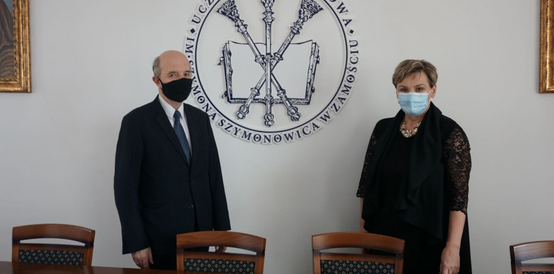 zdjęcia z podpisania porozumienia ? rektor UPZ dr hab. Andrzej Samborski i dyrektor ZS nr 2 w Szczebrzeszynie Małgorzata Piłat
