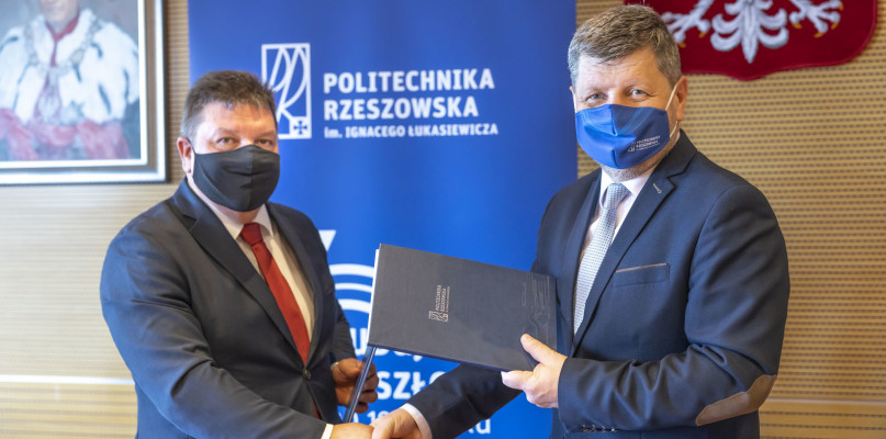 Od lewej Marek Łuszczyński i prof. dr hab. inż. Piotr Koszelnik (fot. Beata Motyka, Politechnika Rzeszowska)