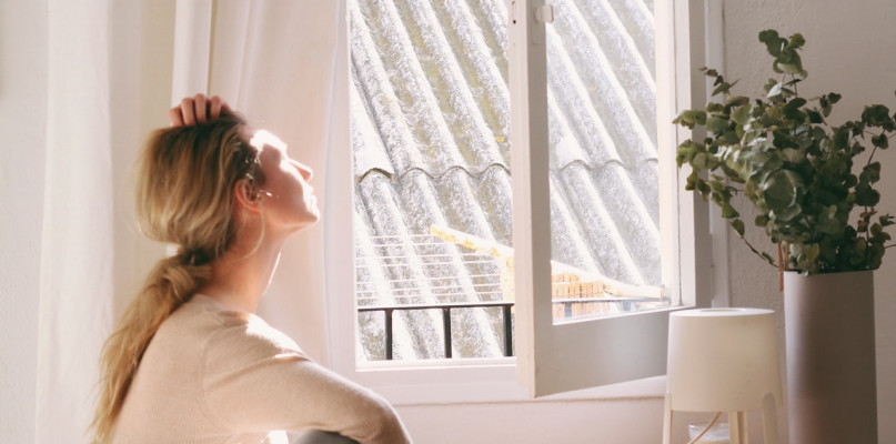 Jak światło dzienne wpływa psychikę, produktywność i kreatywność w pracy? [RAPORT]