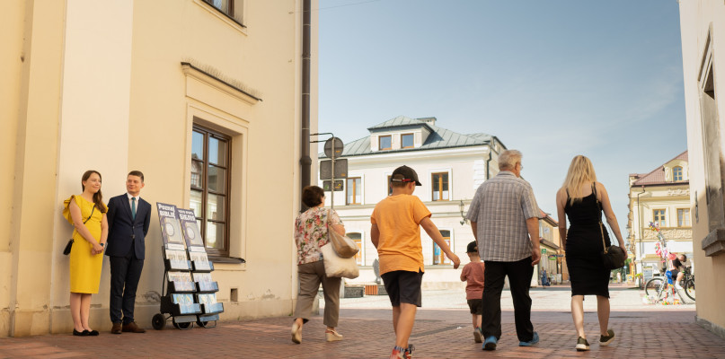 Świadkowie Jehowy na Rynku Solnym. Publiczne świadczenie/fot. JW.ORG