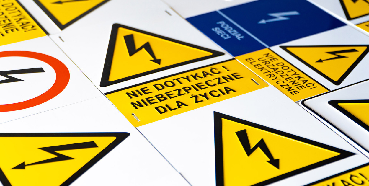 Tabliczki energetyczne – kupować gotowe czy robić na zamówienie? 