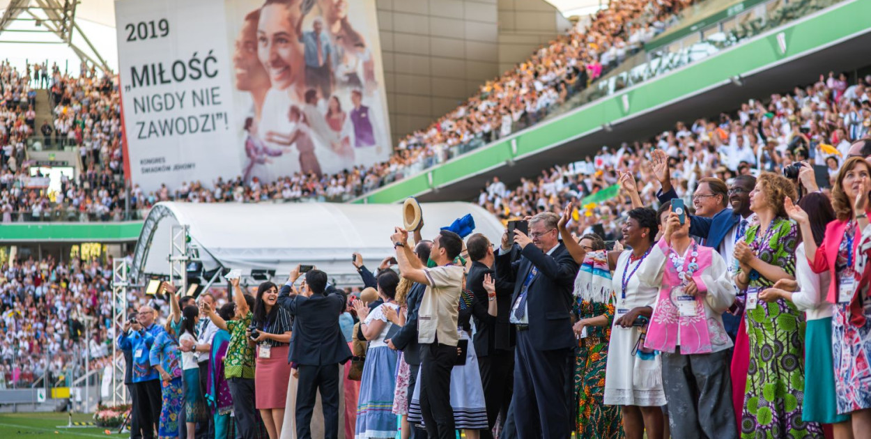 Grupa delegatów podczas kongresu Świadków Jehowy / fot. JW.ORG