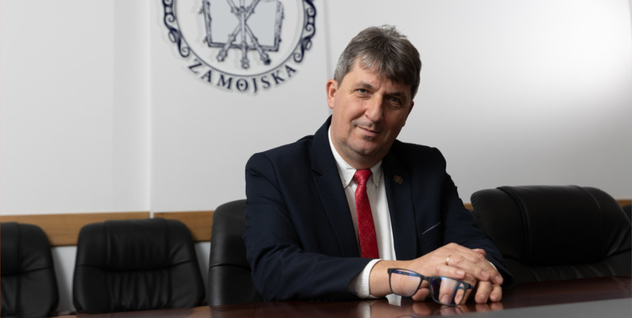 Znamy nowego rektora Akademii Zamojskiej! Zobacz, kim jest Paweł Skrzydlewski 