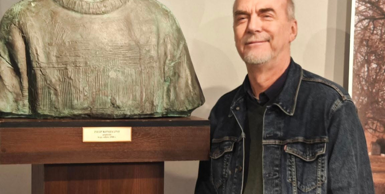 Rzeźby prof. Mariana Koniecznego zostają