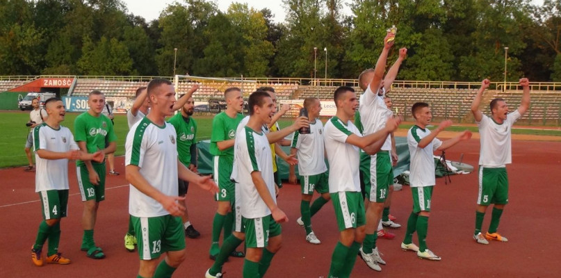 Tak piłkarze Hetmana cieszyli się z kibicami po zwycięstwie w derbowym meczu z Ładą Biłgoraj; fot. Daniel Czubara