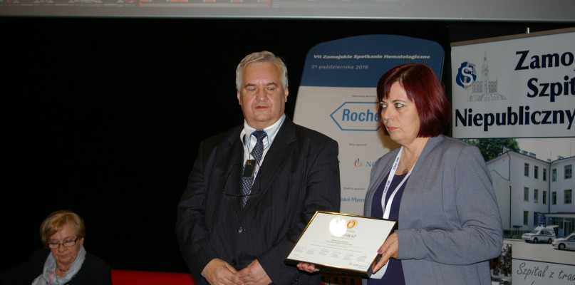 Dr Sławomir Górnik i Małgorzata Janda z certyfikatem Programu "W trosce o pacjenta", przyznanym Oddziałowi Hematologicznemu Zamojskiego Szpitala Niepublicznego, fot. MLC