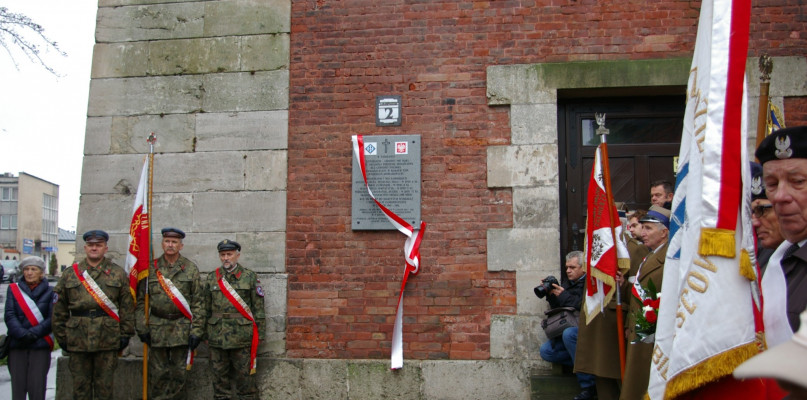 Odsłonięcie tablicy upamiętniającej 75 rocznicę pierwszych wysiedleń na Zamojszczyźnie, 6 listopada 2016 r. Fot. MLC