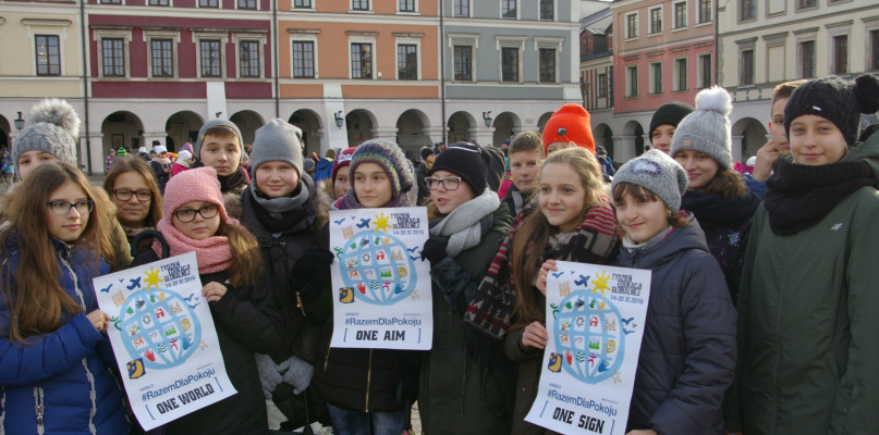 Uczniowie SP nr 3 w Zamościu uczestniczący w happeningu, fot. MLC