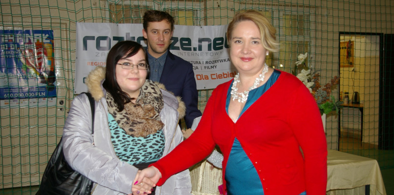Dominika Ligaj odbiera nagrodę w Perłowym Konkursie Mikołajkowym, fot. MLC 