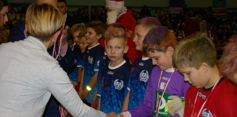 Dekoracja zwycięzców VI Turnieju Mikołajkowego, fot. MLC