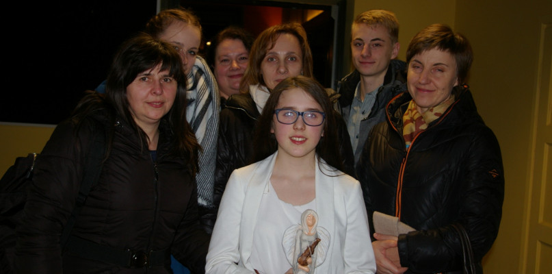 Natalia Kolano - solistka VII Roztoczańskiego Koncertu Kolęd i Pastorałek wraz z sympatykami Klubu Batalionowego w Zamościu, fot. MLC
